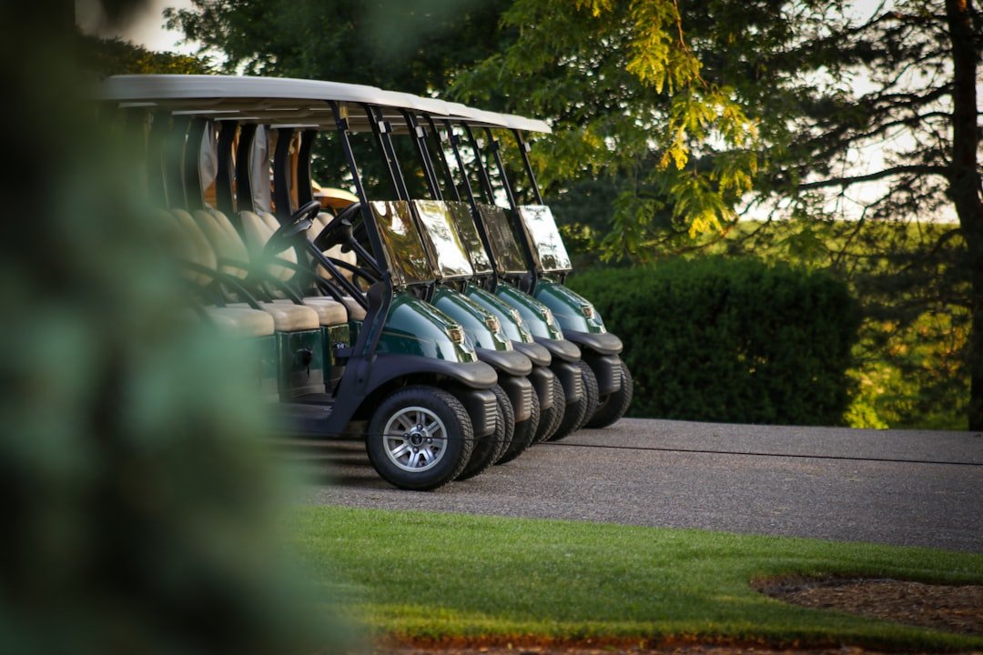 golf-carts-on-road-5yxjpt-tcao